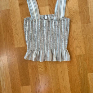 Blårandig topp  - Söt blårandig topp som jag säljer då den inte passar mig längre. Toppen är rätt så stretchig.