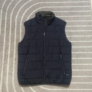 Dunväst Mörkblå MANGO - Snygg mörkblå dunväst från mango med bra kvalitet och metalldragkedjor, perfekt nu till hösten🍂