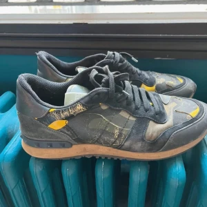 Valentino rockrunners - Sjukt feta valentino rockrunners (mest trendiga skon i vinter! ❄️) Storlek 42. Skick 7/10 med lite slitningar som man ser men sjukt fräscha ändå. Skriv för frågor och intresse!🎅