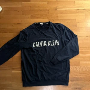 Calvin Klein tröja - Fin Calvin tröja i storlek m, skicket är i 9/10. Kontakta gärna vid frågor.