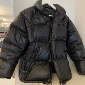 Säljer en svart pufferjacka från Moncler i bra skick. Superskön till vintern 🖤 Står ingen storlek i, men passar mig som har XS/S