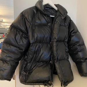 Svart dunjacka från Moncler - Säljer en svart pufferjacka från Moncler i bra skick. Superskön till vintern 🖤 Står ingen storlek i, men passar mig som har XS/S