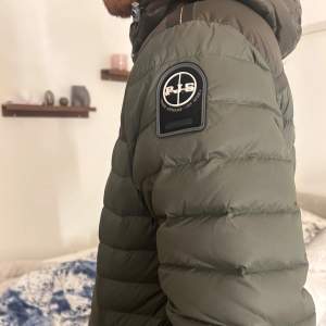 Parajumpers jacka limited edition. Storlek M. Har ett litet hål vid armbågen annars inga defekter. Nypris 7000kr