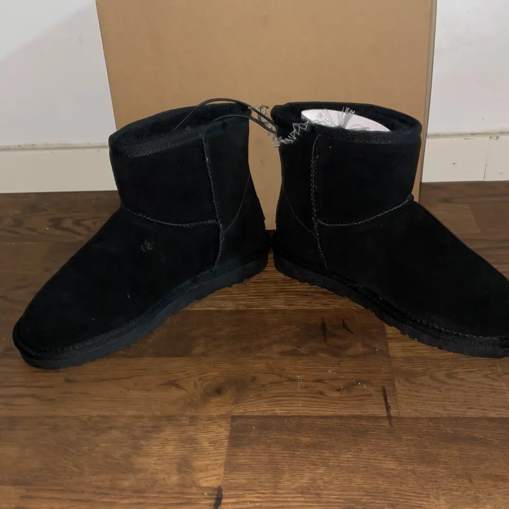 Säljer ett par snygga svarta boots från Cph Comfort i mocka. De är perfekta för höst och vinter med sin varma och bekväma design. Bootsens stilrena look gör dem lätta att matcha med olika outfits. De är i mycket bra skick och redo för nya äventyr! 37. Skor.