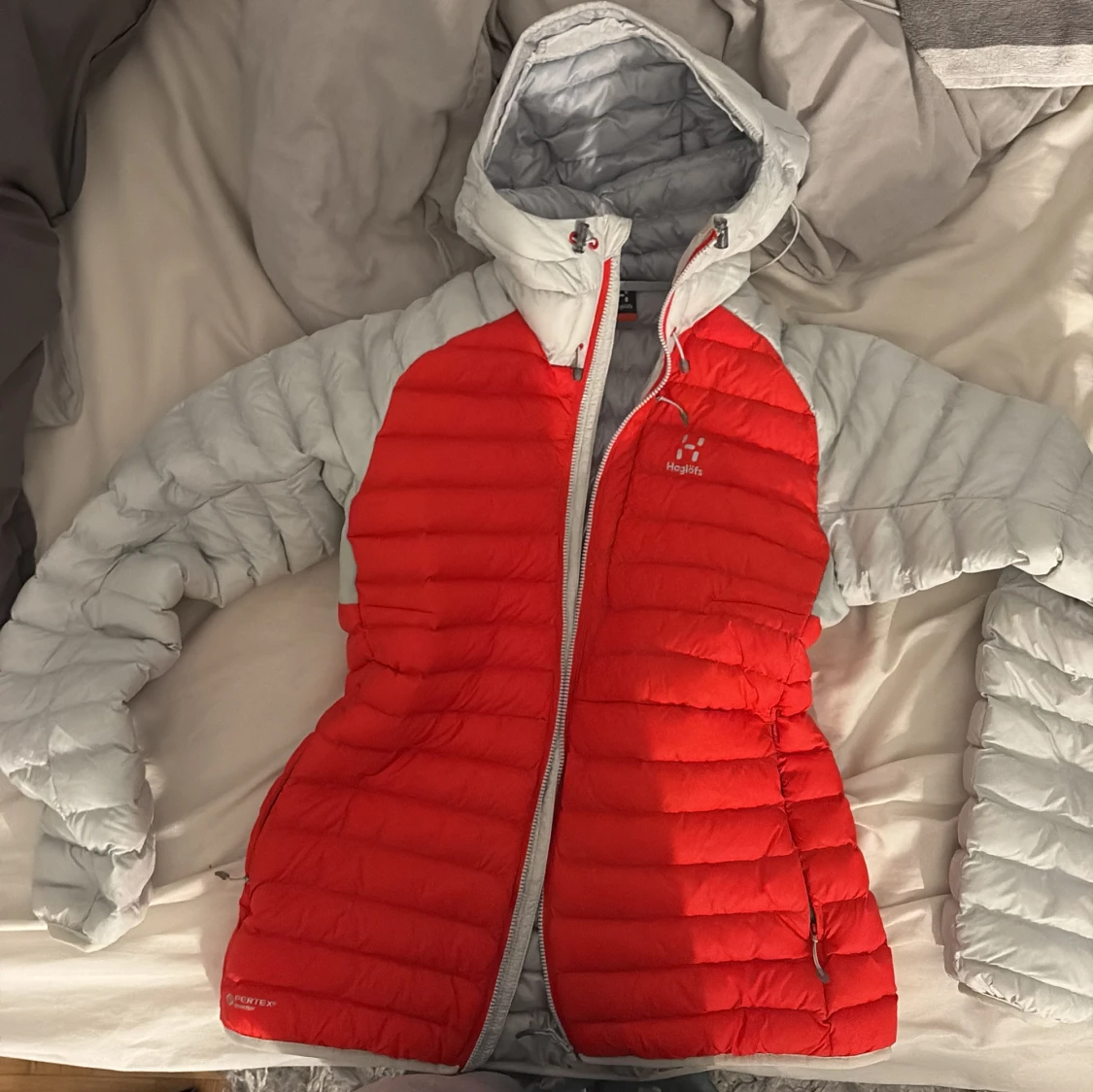 Röd och vit dunjacka från Haglöfs - 92