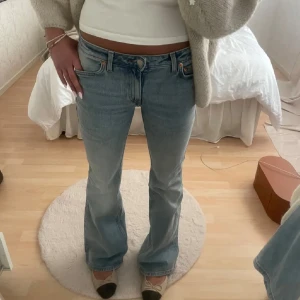 Ljusblå bootcut jeans - Säljer ett par ljusblå bootcut jeans i mycket bra skick. De är lågmidjade och köpta här på Plick, midjemåttet är 37 och innerbenslängden är 82! 🦋bilden är lånad! Skriv om ni villa ha fler bilder