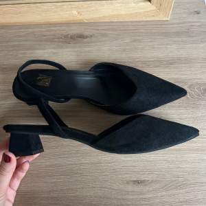 Helt nya slingbacks klackar, köpta på amazon i usa, storleken stod som 40 när jag beställe (och motsvarar 40) men står 42 under, kanske tryckfel. Helt nya, endast testade🖤