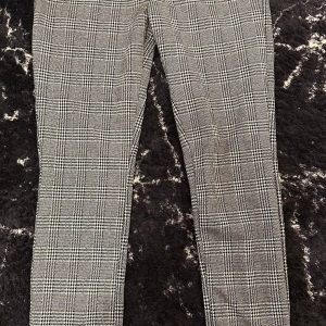Rutig byxa - Snygga rutiga byxor i svart och vitt. Perfekta för både vardag och fest. De har en klassisk stil och passar bra till en enkel topp eller skjorta. Byxorna är i bra skick och redo att användas direkt!