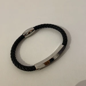 Läderarmband  - Säljer ett stilrent läderarmband med silvriga detaljer. Armbandet har en bra kvalitet, inte använt mycket, condition 9,5/10. Det är lätt att sätta på och ta av med hjälp av magnetisk låsfunktion. Tveka inte på att höra av er vid frågor eller annat!🤝😁