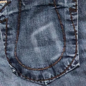 True religion jeans - Jeans från true religion, använt den 2 gånger men den är väldigt stor på mig. Den är lite missfärgat på bakfickan och man kan se det på bilden. Finns tecken på användning men den är i bra skick. Skriv privat vid funderingar.