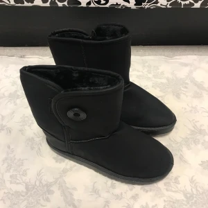 Varmfordrad Vinterstövlar  - Stlk kvar 36,37,38 Tjock fleece inuti, rekommenderar att välja 2 stlk större än som är vanligt i storlek  Till exempel stlk 37 passar som är stlk 35 i vanligt 
