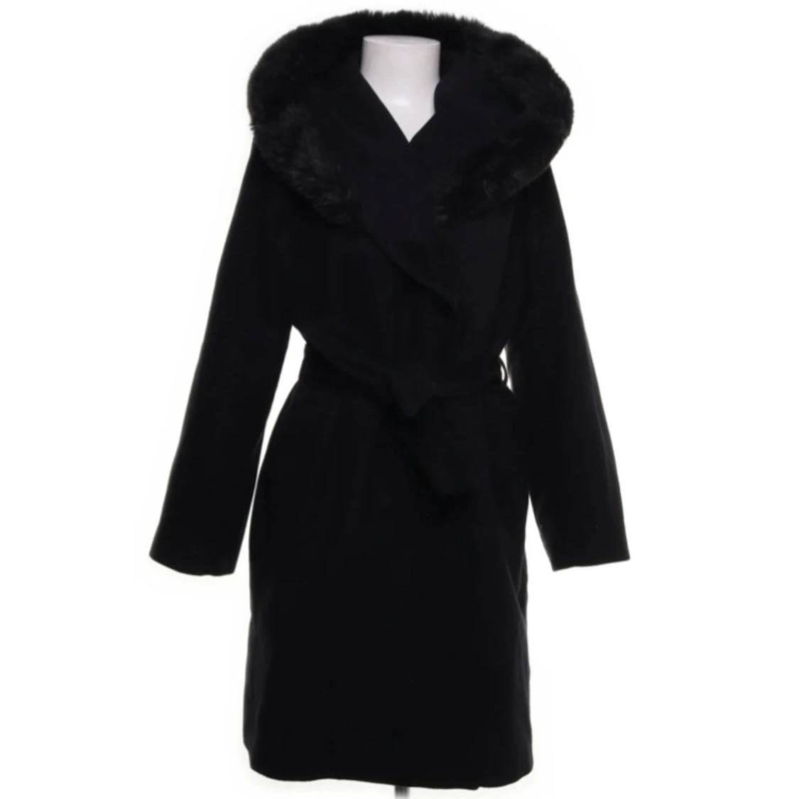 Svart kappa med päls