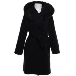 Svart kappa med päls - Säljer denna kappan med pälsluva från hm, sällan använd och har inga defekt alls. Priset kan diskuteras, storlek xs/s