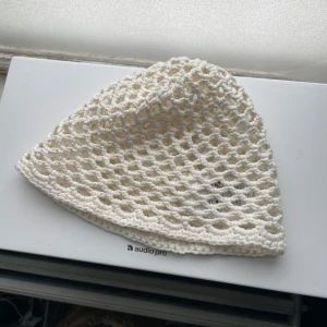 Virkad mössa y2k  - Denna coola mössa är från &Other stories och den har tyvärr inte kommit till användning 