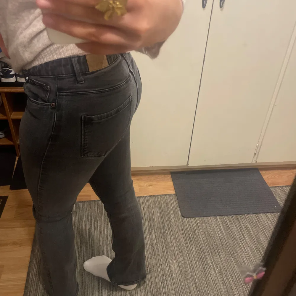 Snygga lågmidjade bootcut jeans!!<33 Är 164 cm Sitter som S Tryck gärna på köp nu knappen!!💓. Farkut & Housut.