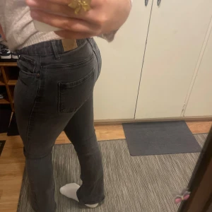 Lågmidjade bootcut jeans - Snygga lågmidjade bootcut jeans!!<33 Är 164 cm Sitter som S Tryck gärna på köp nu knappen!!💓
