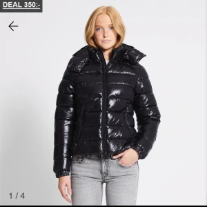 Svart pufferjacka med luva  - Säljer min lager 157 jacka i storlek xs som är helt slutsåld då den inte kommer till användning. Använt den 2 gånger, inga defekter på den, som helt ny. Skriv för fler bilder eller frågor🤗 