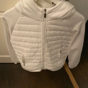 Vit cardigan - Hej, säljer en helt ny vit cardigan som köptes för 1 tusen. Kändes inte så bra tycker jag och derför ett bra pris. Väldigt varm och skön. Trist nog så kom den med en liten fläck som man inte tänker på. Skriv vid minsta fundering! 