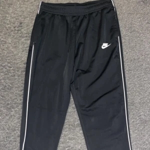 Nike byxor - Nike byxor som är sköna och för väldigt bra pris. Storlek L men passar även M.