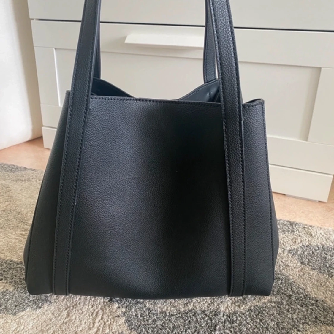 Svart axelväska från Guess - 91