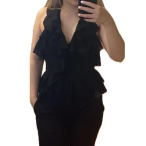 Blus - Jätte fin blus som jag köpte från plick. Kommer tyvärr inte till användning. Tveka inte att skriva om du har frågor 🫶🏼