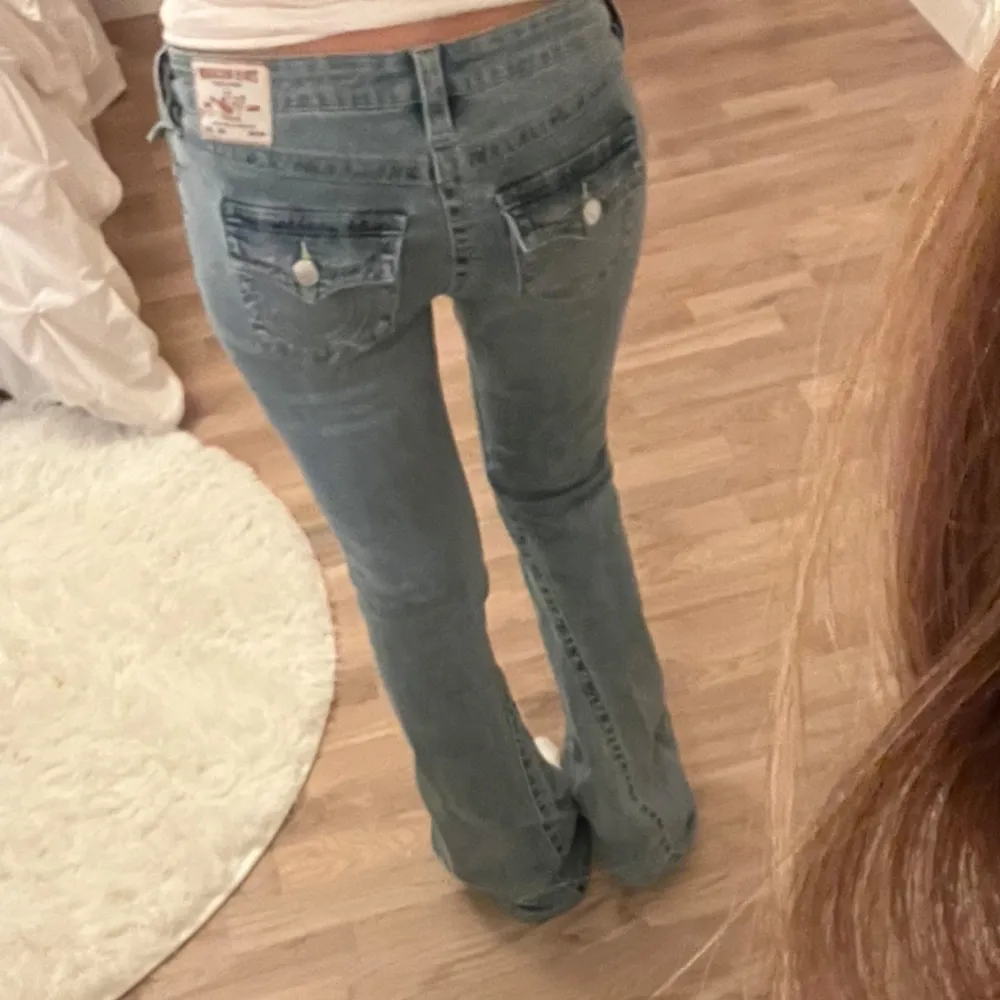 Säljer dessa True Religion jeans från Nelly🩷 Endast använda ett fåtal ggr. De är någon cm uppsydda (dock fortfarande långa på mig som är 170), därav priset. Annars i princip nyskick🌟. Jeans & Byxor.