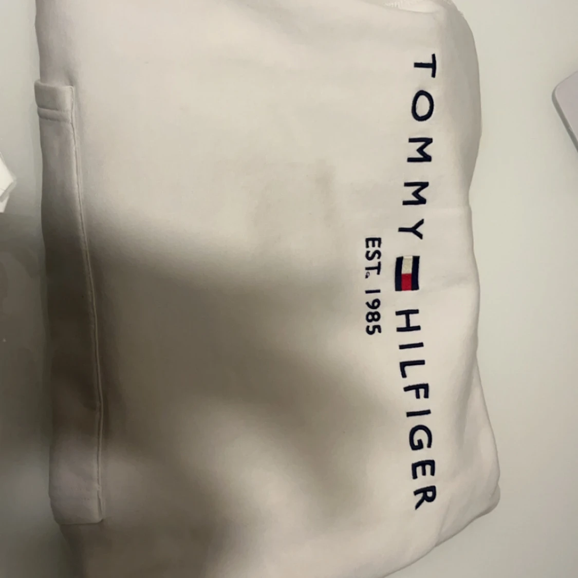 Vit hoodie från Tommy Hilfiger