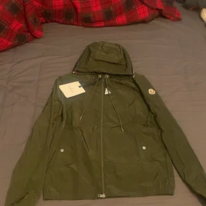 Moncler Windbreaker - Riktigt det Moncler windbreaker i färgen olivgrön. Aldrig använd då jag fick den i present men inte gillar den. Den är i storlek M/2 och passar perfekt för höst/vintervädret som är på väg. Såklart äkta och NFC fungerar som den ska. Har ni frågor dma!