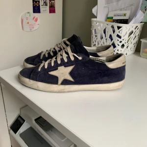 Golden Goose skor - Jag säljer nu mina golden goose skor i storlek 42,, har allt OG. fint skick, små skador finns i hälarna exempelvis (syns på bild 4) Byter gärna mot ett par gats eller så säljer jag, hörs i pm.