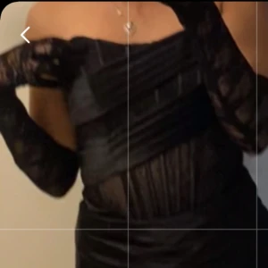 Svart axelbandslös klänning från Shein - Elegant svart axelbandslös klänning från Shein med en smickrande passform. Klänningen har en stilren slits och är perfekt för festliga tillfällen. Materialet ser ut att vara glansigt och ger en lyxig känsla. Perfekt för en kväll ute eller en speciell tillställning. Använt en gång, nästan som ny✨