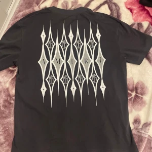 Amiri T-shirt - Amiri T-shirt köpt från farfetch några månader sen, nyskick använd endast en gång. Den är självklart äkta då den är från farfetchs hemsida