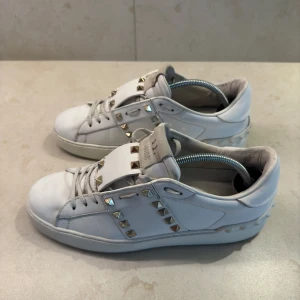 Valentino open - Valentino open till salu! | skick: 8/10 | pris: 1799:- Retail: 7000:- | Storlek 39,5 passar fler! | No Og! | för fler frågor eller funderingar skicka pm! Med vänlig hälsning, Näsets Resell😁