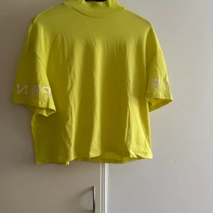 T-shirt  - Basic fin t-shirt, storlek L men passar även M och Xl beroende på hur du vill klä upp dig