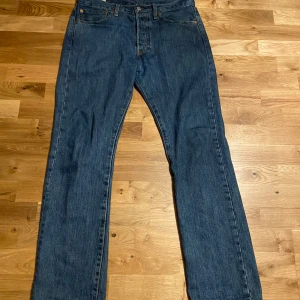 501® LEVI'S® ORIGINAL JEANS W32,L32 - Säljer ett par Levis-jeans som jag endast använt ett par gånger. De är i nyskick och nyligen köpta direkt från Levis-butiken i Malmö. Tyvärr passar de inte mig då de är något för stora. Storlek: W32, L32. Perfekt för dig som söker ett par klassiska Levis.