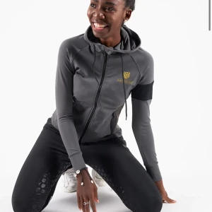 Maya delorez kofta - Säljer min fina Maya delorez kofta, använd ett fåtal gånger. Inga defekter förutom att mina snören är borta. Nypris 899kr. Pris kan diskuteras!