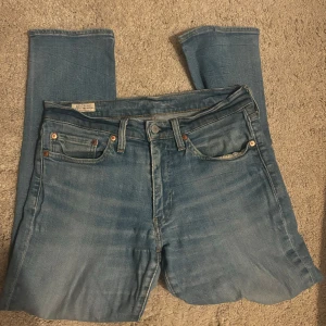Levis Jeans 511 - Säljer nu dessa riktigt schyssta och fräscha Levis jeans modell 511 i storlek W31, L30 byxorna är i väldigt bra skick 8/10 inga skador m.m. Nypris för dessa ligger på 1200kr och mitt pris kan diskuteras vid snabb,schysst och smidig affär🙌✅