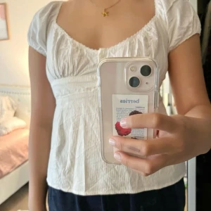 Brandy Melville blus  - Lägger ut för att kolla om någon är intresserad. Jag har aldrig använt den, bara testat på💗 säljer för att den är för liten😓😓. Den är lite upsprättad och sydd vid armhålorna men absolut inget man tänker på!!💗💗 skulle gissa att den köptes för 250 kr-300kr?? 150 är minsta priset jag godkänner💗🙏