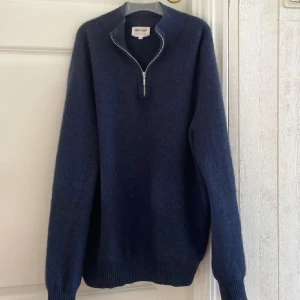 Softgoat zip - Säljer min softgoat halfzip i marinblå färg. Den har två pyttesmå näst intill oidentifierbara lagningar som syns i bild 3 och fyra. I övrigt strålande skick. Storleken är m men passar även s. Nypris 2700