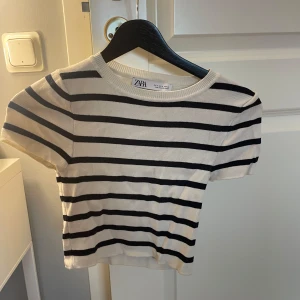 Randig t shirt zara - Randig t shirt från zara i storlek S. Snålt använd så i mycket bra skick, inga defekter!🥰