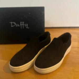 Svarta skor - Ett par helt oanvända Duffy skor i stl 38 köpta från sellpy💞