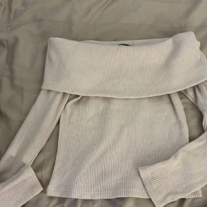 Beige offshoulder- tröja - Fint skick, off shoulder. Passar från xs-M