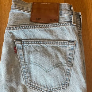 Levis 501 jenas ljusblå - 501or i en mycket ljus och fräsch färg. Skick 9-10/10, använts väldigt få gånger Skriv gärna privat för fler frågor
