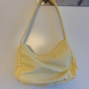 handväska - Gullig gul handväska från gina tricot💛 