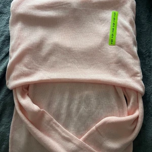 Ljusrosa ribbad tröja från House - Säljer en superfin ljusrosa stickad/ribbad tröja från House. Perfekt ju inför hösten och vintern med sin mjuka och bekväma passform. Tröjan är i nytt skick och har en stilren design som passar till allt. 🌸 