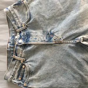 Säljer ett par snygga blå jeans från Weekday i modellen Barrel. De har en klassisk femficksdesign och är i mycket bra skick. Jeansen har en avslappnad passform och är i storlek W28 L32. Perfekta för en casual look!