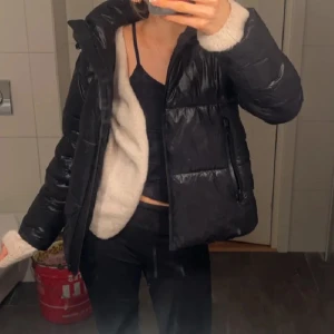 Vinterjacka -  As snygg vinterjacka från khujo. Köptes förra året för typ 1700 men då jag inte använder den så vill jag helst bara få den såld💕helt nyskick