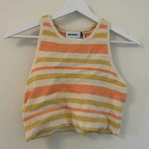 Stickad topp  - Säljer min snygga topp från Weekday använd fåtal gånger!