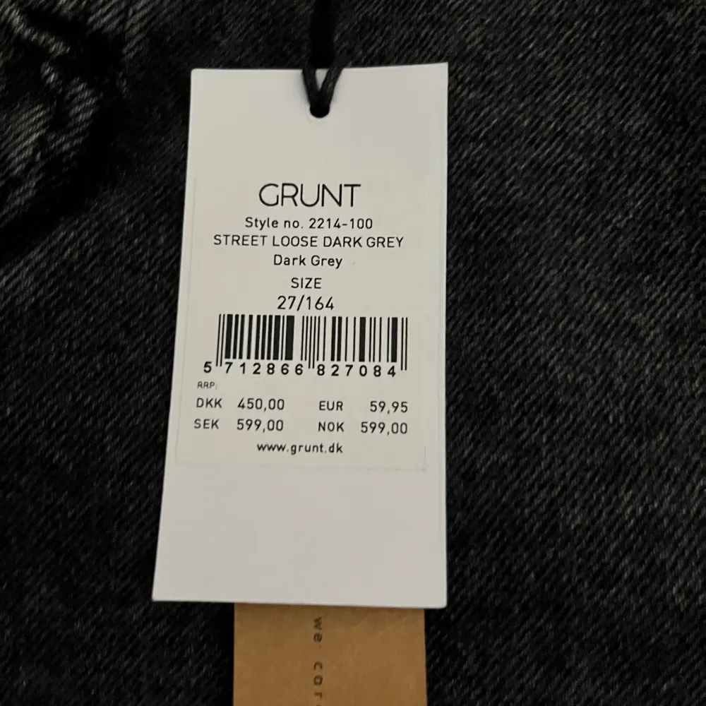 Gråa jeans från märket Grunt. Helt nya och lappen sitter kvar. Strl 164cm (W27).. Jeans & Byxor.