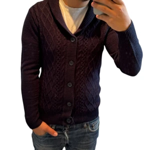 Cardigan tröja   - Säljer denna riktigt snygga cardigan tröjan perfekt för dig som söker något varmt nu till hösten och vinterns dagar 