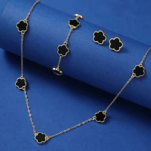 Van cleef - Säljer min fina Van cleef halsband i svart färg och den är helt ny och den har inte blivit rostig eller sånt och den har inga defekter. Nypris 299kr och säljer för 140-200